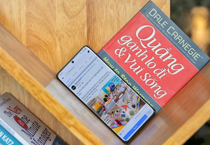 Galaxy S21 Ultra có thiết kế màn hình Infinity-O ấn tượng với tất cả dải viền bezel đều siêu mỏng rất đáng khen