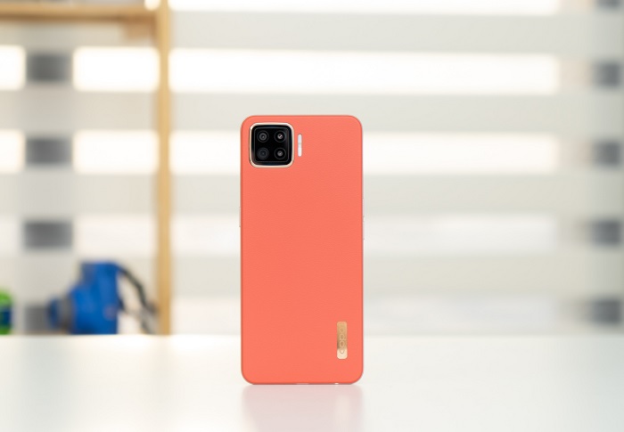 Mặt lưng của OPPO A73 được làm từ chất liệu giả da