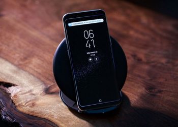 Kiểm tra bộ sạc đi kèm có phải là chính hãng hay không?