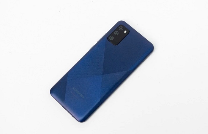 Mặt lưng của Galaxy A02s đem đến nét đẹp hiện đại và độc đáo