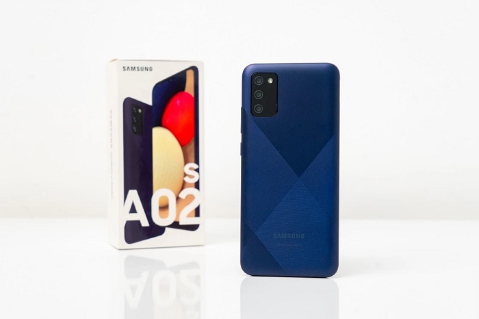 Mặt lưng Galaxy A02s được hoàn thiện từ chất liệu nhựa tạo nhám nên ít bám vân tay hơn