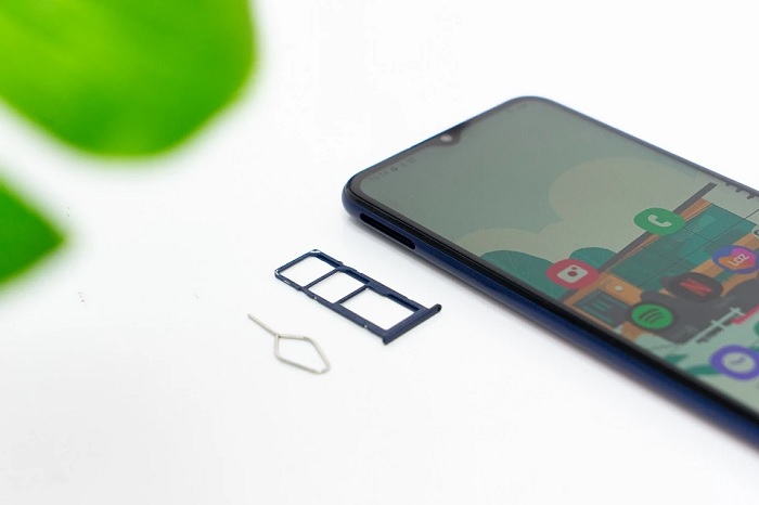 Khay sim được bố trí trên cạnh trái