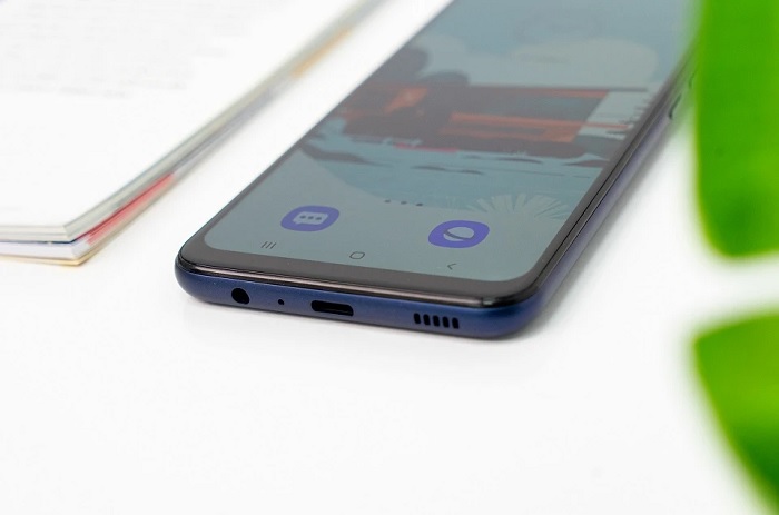 Cạnh đáy được bố trí loa ngoài, cổng kết nối USB Type-C, micro và jack tai nghe 3.5mm