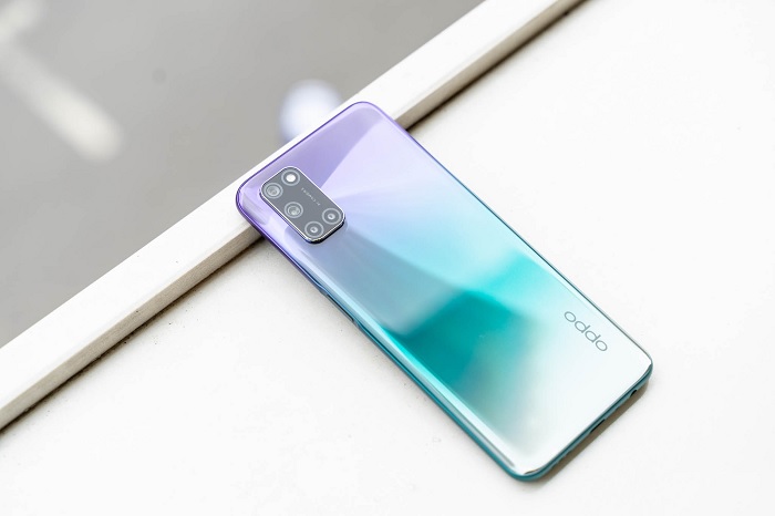 Mặt lưng OPPO A92 sáng bóng sử dụng hiệu ứng chuyển màu