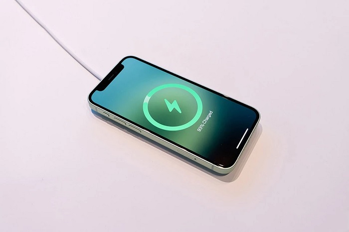 iPhone 12 mini hỗ trợ sạc nhanh không dây 20W