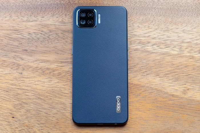 OPPO A73 được trang bị mặt lưng giả da