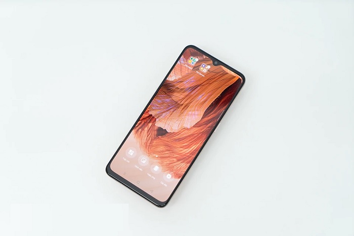 Phần cằm dưới máy khá dày
