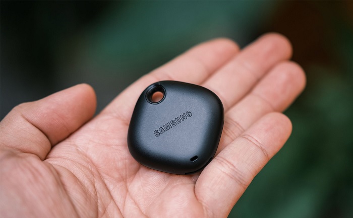 Galaxy SmartTag nhỏ bé trong lòng bàn tay