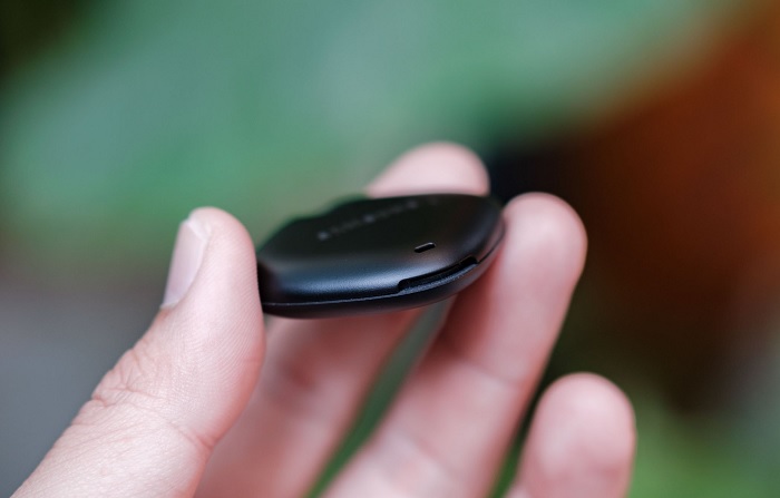 SmartTag nhỏ bé khi cầm trên tay