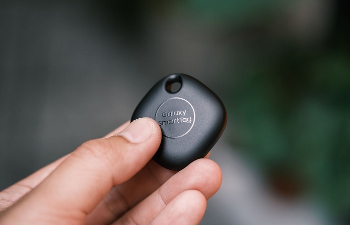 Một mặt được in tên của thiết bị “Galaxy SmartTag”. Đây cũng là vị trí có thể ấn được và nó có công dụng để định vị điện thoại và như một vật trang trí