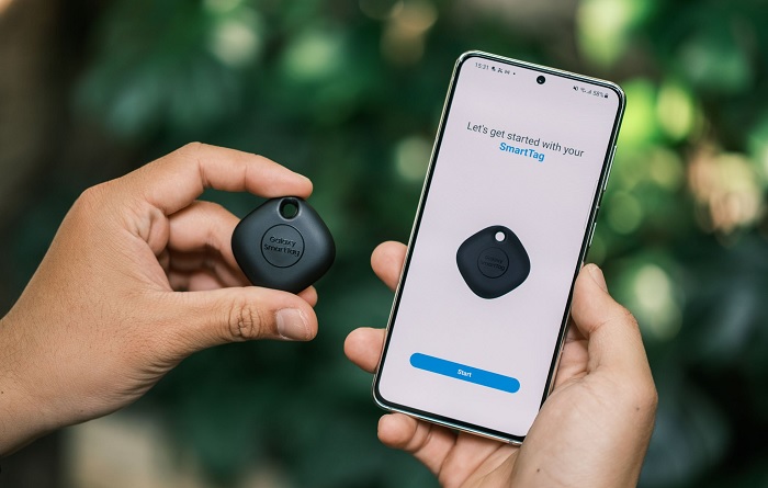 Nhấn nút được khoanh tròn trên SmartTag để kết nối với điện thoại và ở ứng dụng Samsung SmartThings. Việc kết nối chỉ mất khoảng từ 10 đến 15 giây