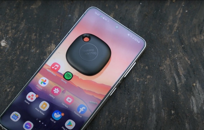 SmartTag có thể tìm được điện thoại. Các bạn chỉ cần nhất 2 lần trên SmartTag là được. Điện thoại sẽ phát ra âm thanh ngay cả khi bạn đang cài đặt ở chế độ im lặng