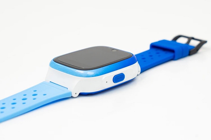 Cạnh viền trên mặt đồng hồ được làm cong 3D giúp các bé thao tác dễ dàng hơn