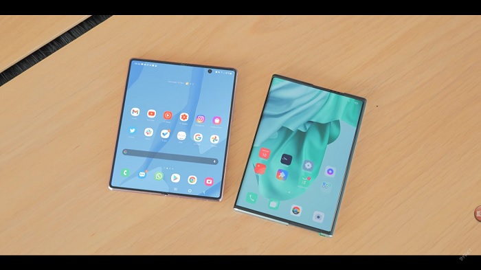 OPPO X 2021 bên phải và Galaxy Z Fold 2 bên trái