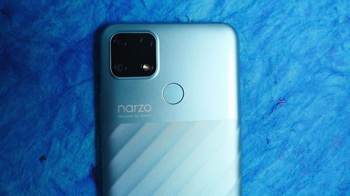 Mặt sau là cụm camera hình vuông