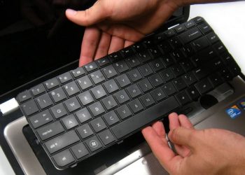 cách tháo bàn phím laptop