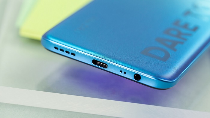 Cạnh đáy của Realme 8 Pro gồm loa ngoài, cổng USB-C, mic, jack tai nghe 3,5mm