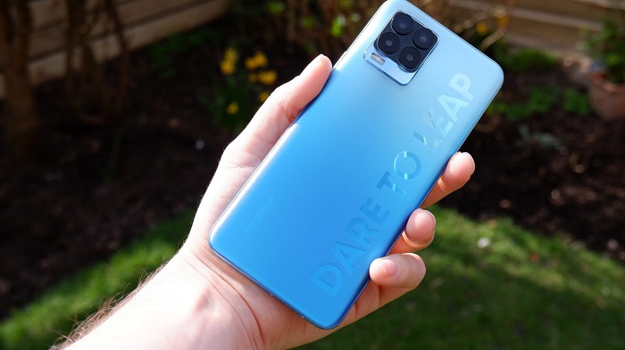 Mặt lưng Realme 8 Pro sử dụng hiệu ứng chuyển màu hiện đại