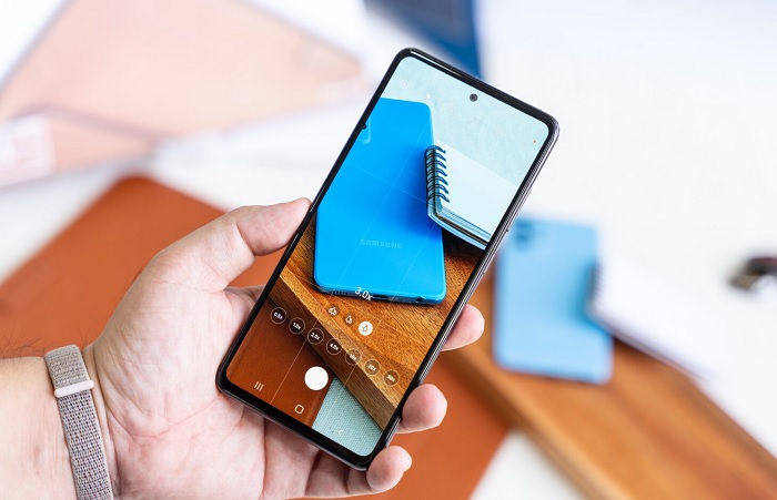 Galaxy A72 sở hữu màn hình rộng lớn cùng tần số quét 90Hz còn Reno4 Pro chỉ ở mức 60Hz
