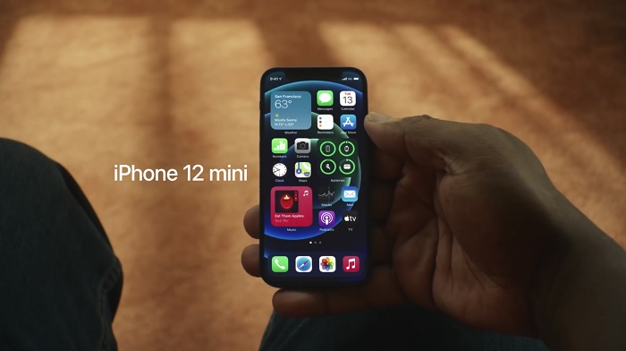 iPhone 12 mini nhỏ gọn trong lòng bàn tay