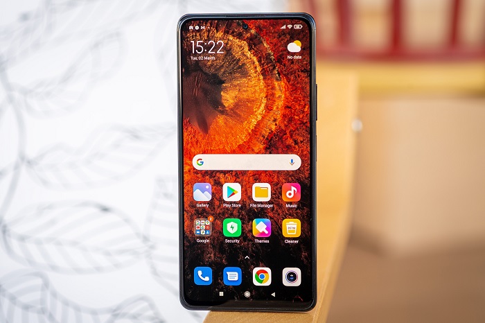 Dù cũng có tộc độ làm tươi 120Hz nhưng Redmi Note 10 Pro gây ấn tượng hơn nhờ tấm nền AMOLED
