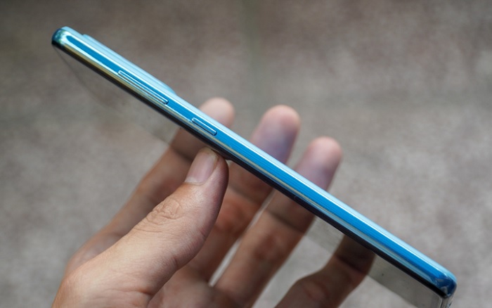 Cạnh phải của Samsung A72 được bố trí phím nguồn và nút tăng giảm âm lượng