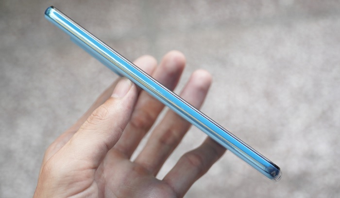 Cạnh trái không có nút vật lý hay khe cắm nào