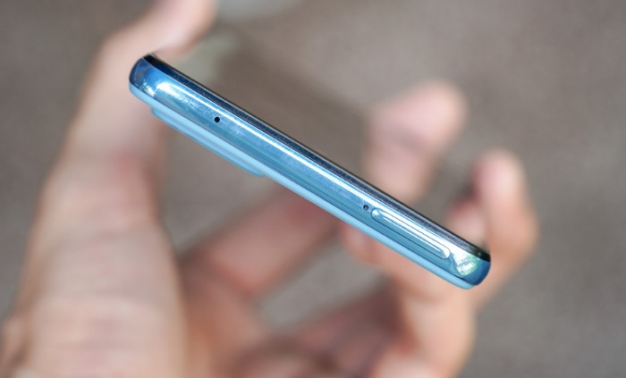 Đỉnh máy được bố trí khay cắm sim, thẻ nhớ và mic phụ