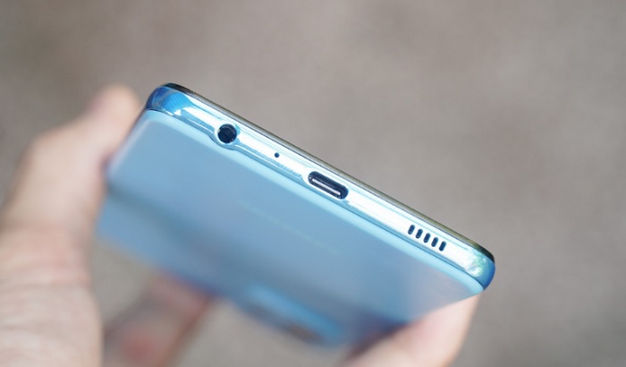 Cạnh đáy bố trí loa ngoài, cổng USB Type-C, mic chính và jack tai nghe 3.5mm