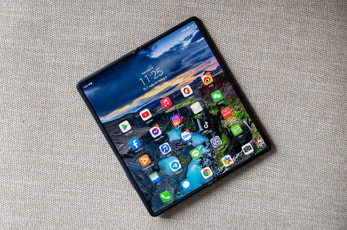 Huawei Mate X2 khi được mở ra hoàn toàn