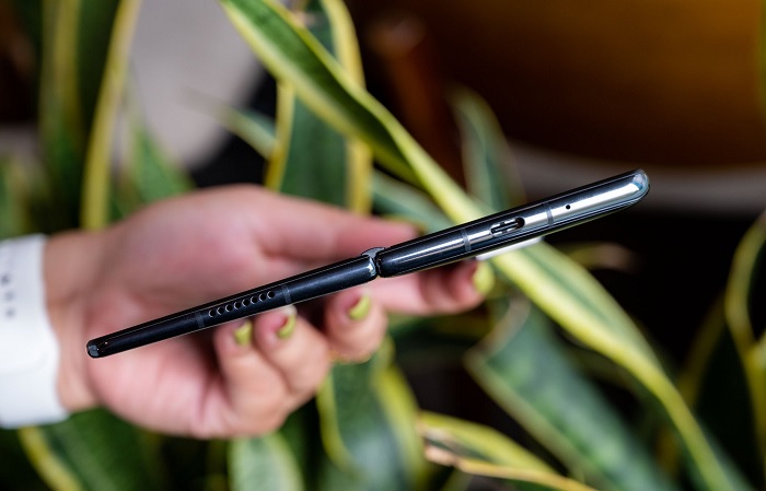 Hai cạnh của Mate X2