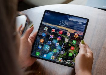 Trên tay Huawei Mate X2