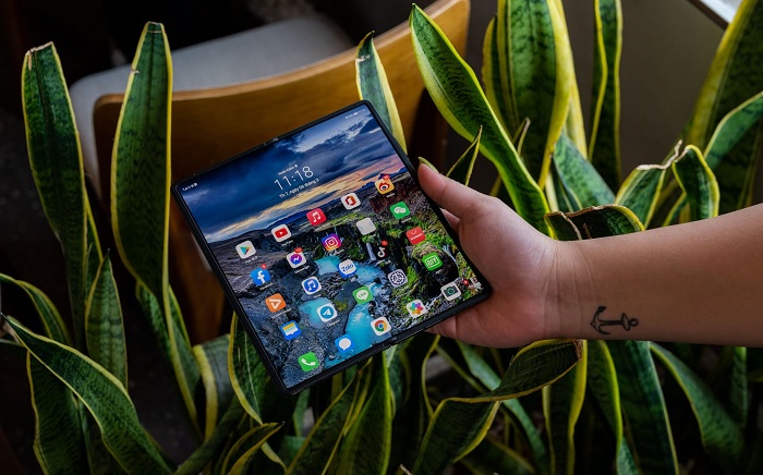 Mặt trước của Mate X2 khi mở ra
