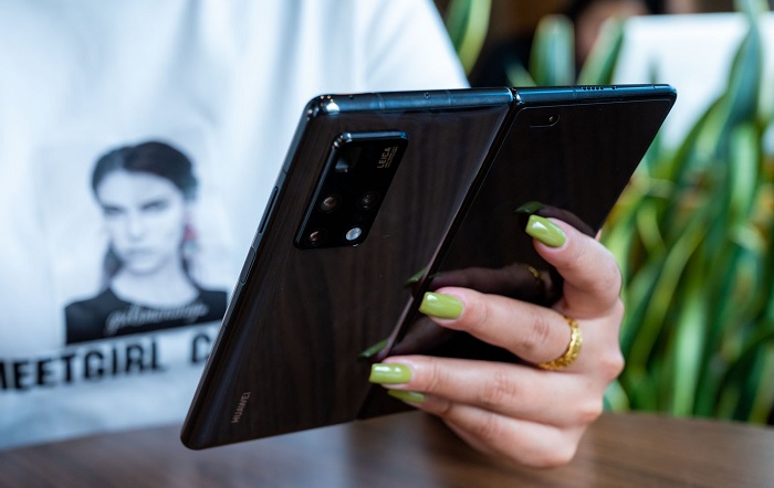 Mặt sau của Mate X2 sau khi mở ra