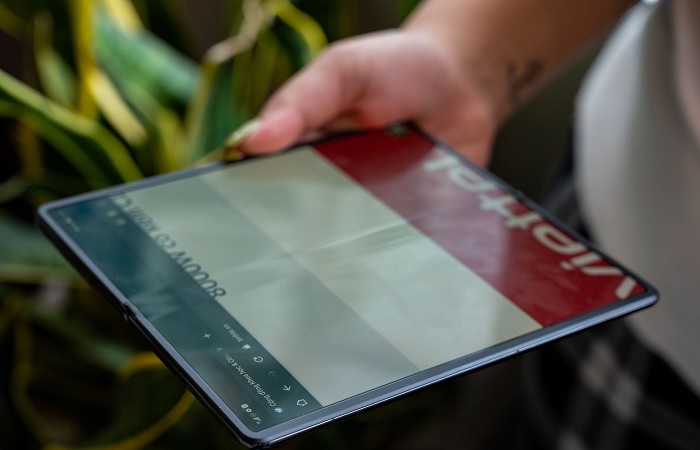 Mate X2 khi được mở ra hoàn toàn, vết hằn ở giữa đã bớt đi khá nhiều và chỉ khi nhìn nghiêng và nhìn kỹ mới thấy