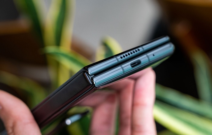 Cạnh đáy của Mate X2 khi được gập vào