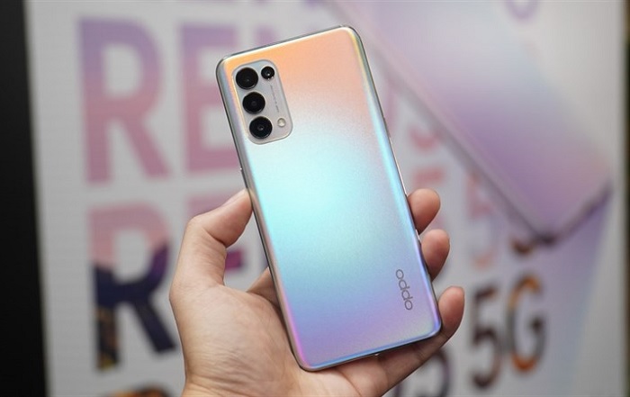 Mặt lưng chuyển màu sắc khác nhau khi xoay nhẹ cổ tay