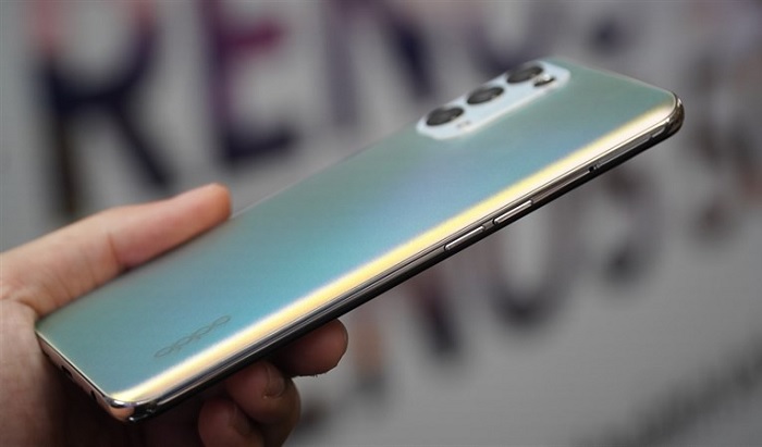 Cạnh trái của Reno5 5G được bố trí khay sim và nút tăng giảm âm lượng