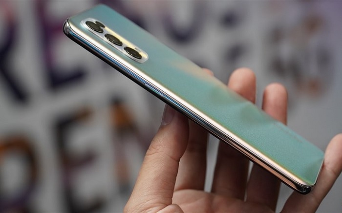 Nút nguồn được bố trí trên cạnh phải