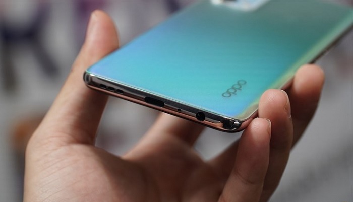 Cạnh đáy gồm loa ngoài, cổng kết nối USB-C, mic thoại và jack tai nghe 3.5 mm