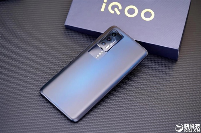 Với kết cấu 3 lớp cùng trọng lượng 196 gam, người dùng sẽ cảm thấy khá đầm tay khi trên tay Vivo iQOO Neo5