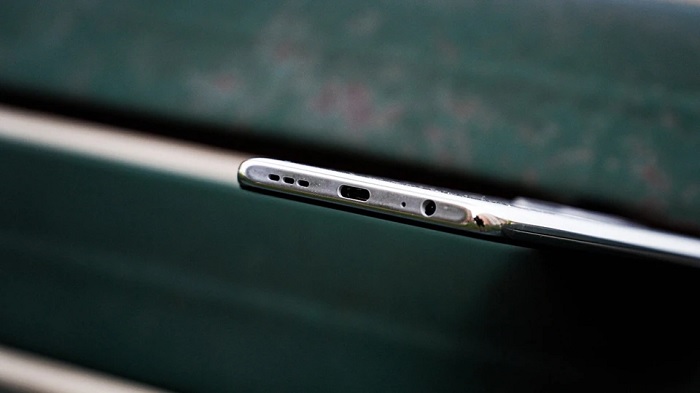 Giắc cắm tai nghe 3,5mm, khe cắm thẻ nhớ 3 in 1, loa kép, cảm biến hồng ngoại