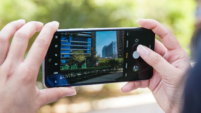 Máy được tích hợp viên pin dung lượng 5000 mAh