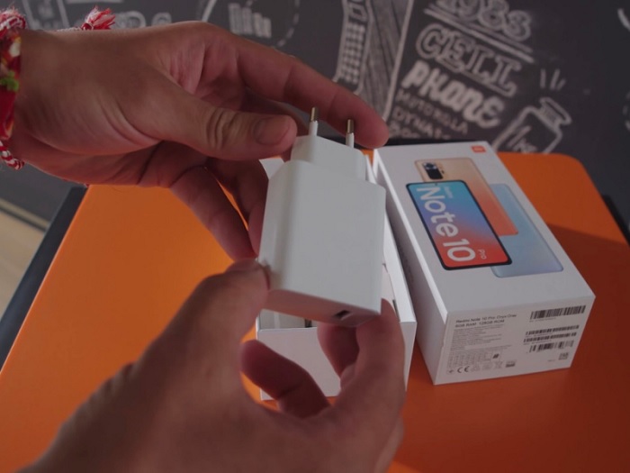 Máy được trang bị sạc nhanh 33W