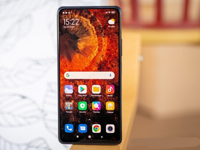 Mặt trước của máy là thiết kế đục lỗ, màn hình cong 2.5D