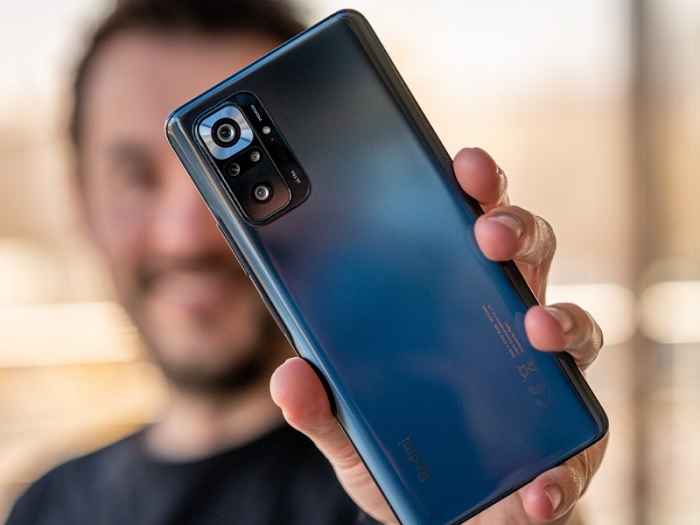 Mặt lưng của Redmi Note 10 Pro được làm bằng kính