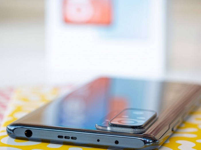 Cạnh trên của máy là khu vực của jack cắm tai nghe 3.5mm, loa phụ, mic phụ và cổng hồng ngoại