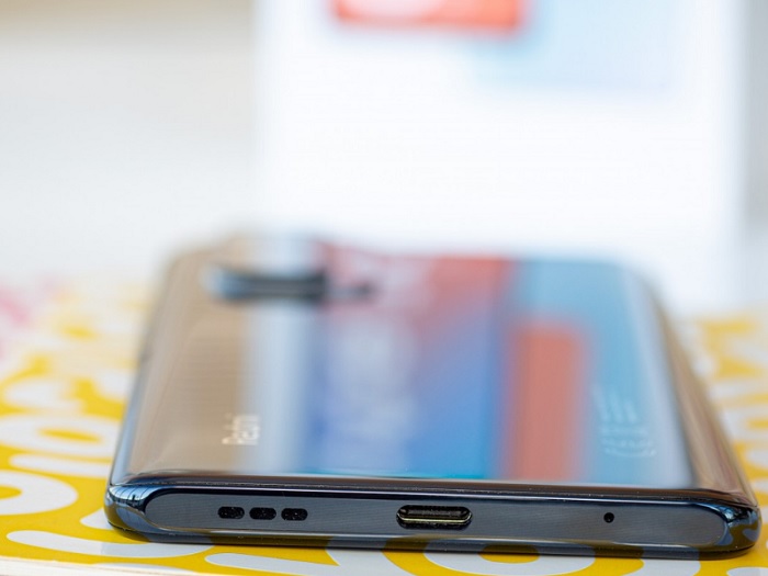 Cạnh dưới của máy là loa chính, cổng USB Type C và mic thu âm