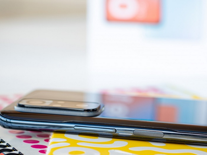 Cạnh phải là phím tăng giảm âm lượng và phím nguồn tích hợp cảm biến vân tay