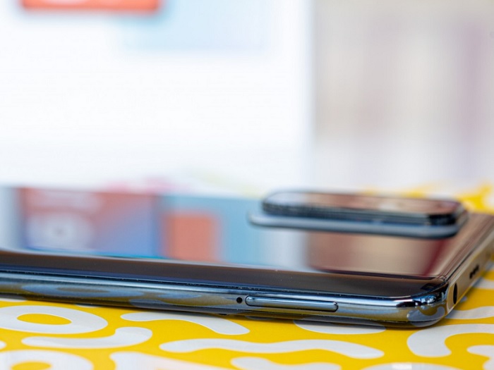 Cạnh trái của máy là khay đựng sim kép